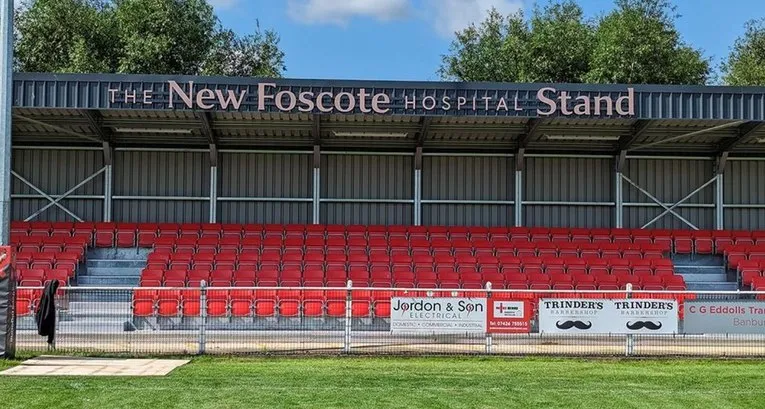 Khán đài mới tại Spencer Stadium, một biểu tượng của sự đổi mới và phát triển của Banbury United.