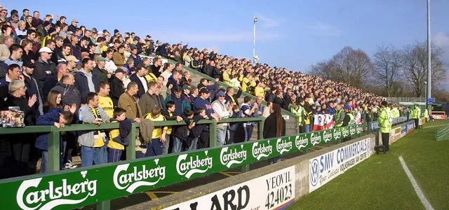 Khán đài Northern Terrace tại Huish Park, nơi cổ động viên hòa mình vào không khí bóng đá sôi động.