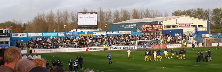 Khán đài Petteril End tại sân Brunton Park, nơi những cổ động viên cuồng nhiệt tụ hội.