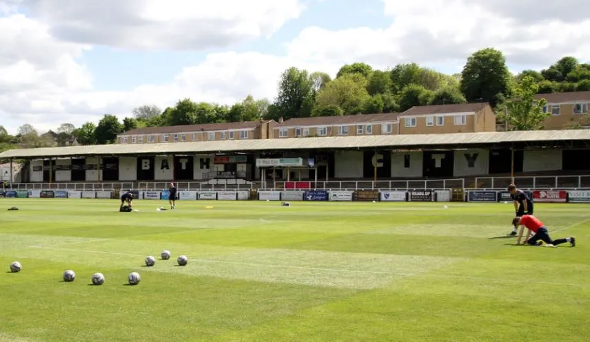 Khán đài Popular Side tại sân Twerton Park, nơi cổ động viên Bath City FC tạo nên không khí sôi động