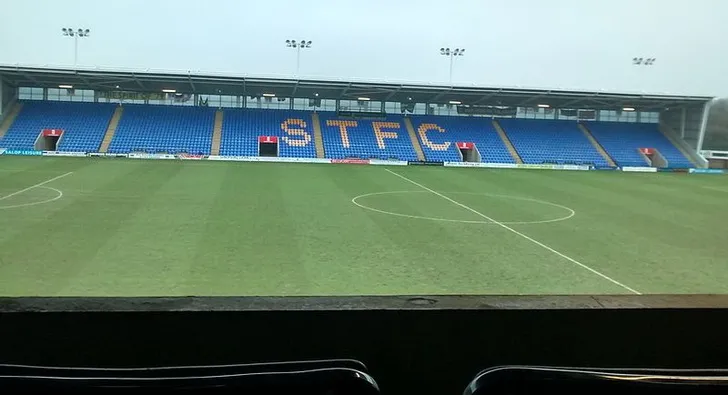 Khán đài Rybrook Shrewsbury West Stand, khán đài lớn nhất của sân New Meadow, nơi chứng kiến bao thăng trầm của Shrewsbury Town