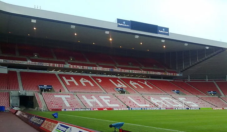 Khán đài Stadium of Light nhìn từ bên trong sân với dòng chữ &quot;Ha'way the lads&quot; trên ghế ngồi