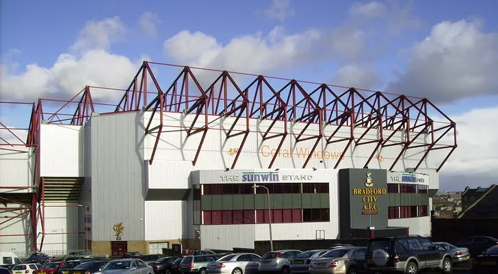 Khán đài Sunwin Stand tại Valley Parade, nơi cổ vũ cuồng nhiệt của người hâm mộ Bradford City