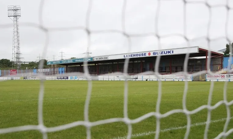 Khán đài Tony Hobson tại Bob Lucas Stadium, tôn vinh huyền thoại với 1076 lần ra sân cho Weymouth FC