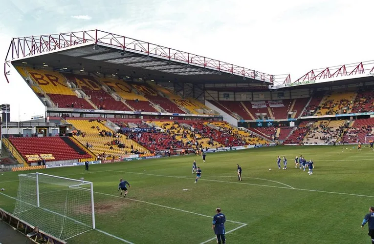 Khán đài Valley Parade trong ngày thi đấu, CĐV Bradford City lấp kín sân