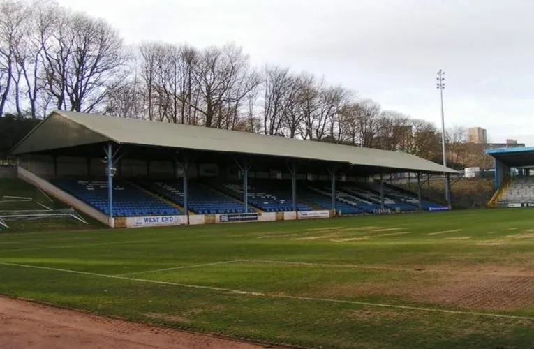 Khán đài West Stand, phần cổ kính nhất của sân The Shay, từng là khu vực đứng nay đã chuyển thành khán đài có ghế ngồi.
