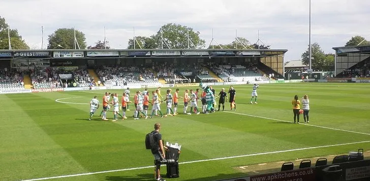Không gian Hospitality tại Huish Park trong trận đấu giữa Yeovil Town và Luton Town, cho thấy dịch vụ cao cấp đã thay đổi trải nghiệm xem bóng đá.