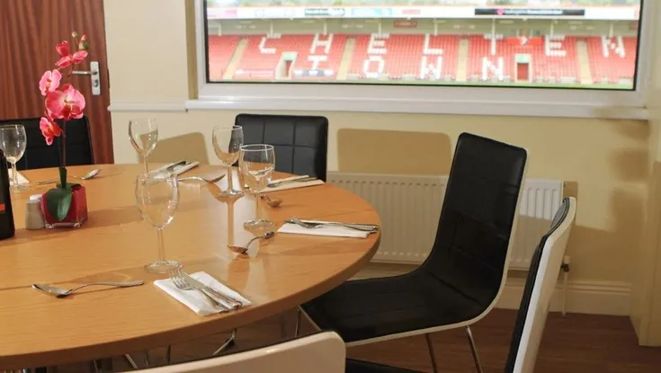 Không gian khách VIP tại Whaddon Road, trải nghiệm đẳng cấp cho người hâm mộ