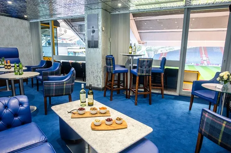 Không gian phòng chờ khách sạn VIP tại sân John Smith's, nơi mang lại trải nghiệm đẳng cấp cho những người hâm mộ đặc biệt