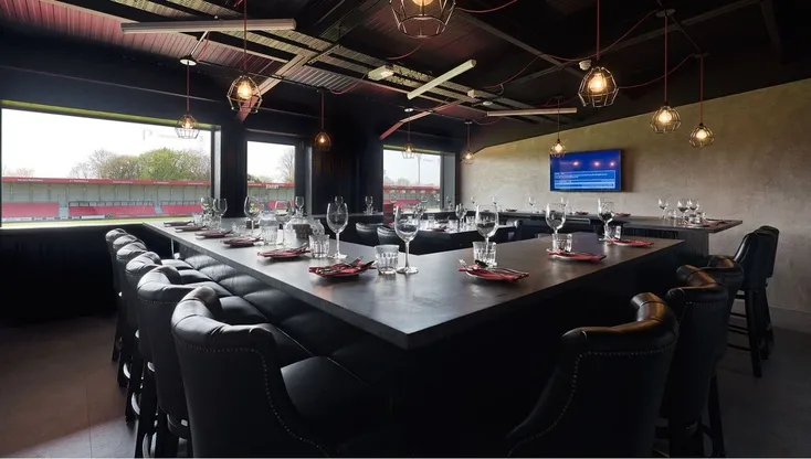 Không gian phòng chờ VIP trong khu vực Hospitality Suite tại sân Peninsula Stadium, dành cho khách hàng đặc biệt của Salford City.