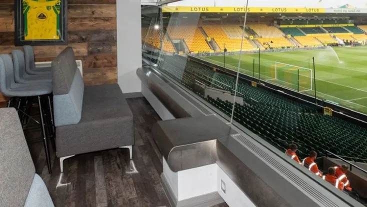 Không gian sảnh tiếp đón (Hospitality Lounge) tại sân Carrow Road, mang đến trải nghiệm cao cấp cho khách VIP của Norwich City
