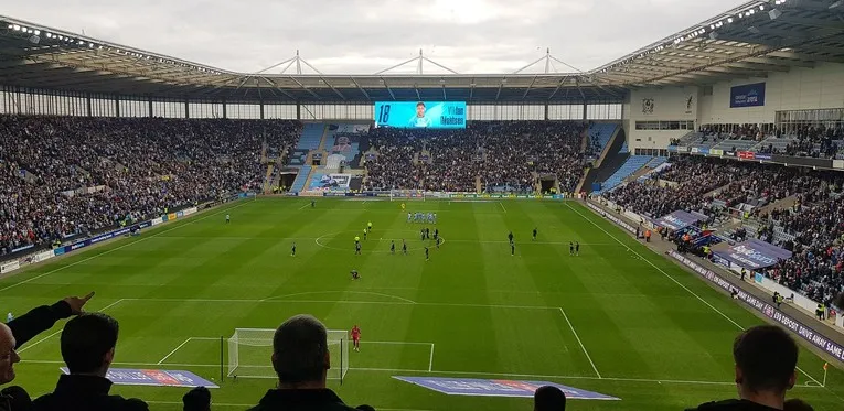 Không khí cuồng nhiệt ngày có trận đấu tại Coventry Arena, nơi thắp lên tinh thần Sky Blues.