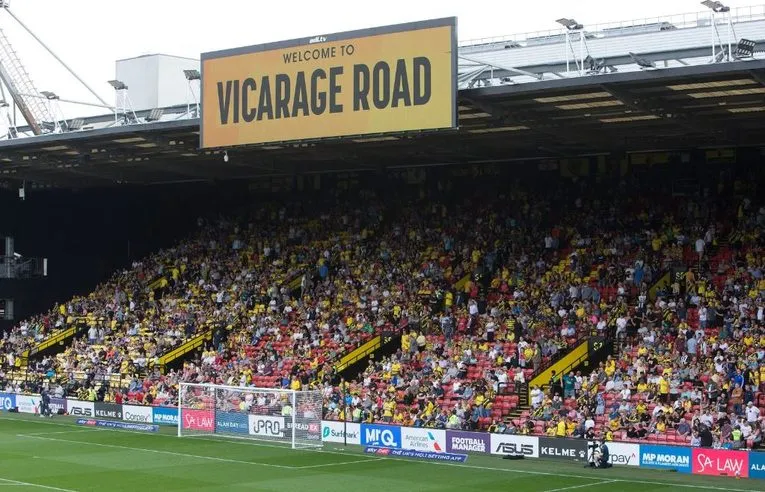 Không khí cuồng nhiệt tại sân Vicarage Road vào ngày thi đấu Premier League