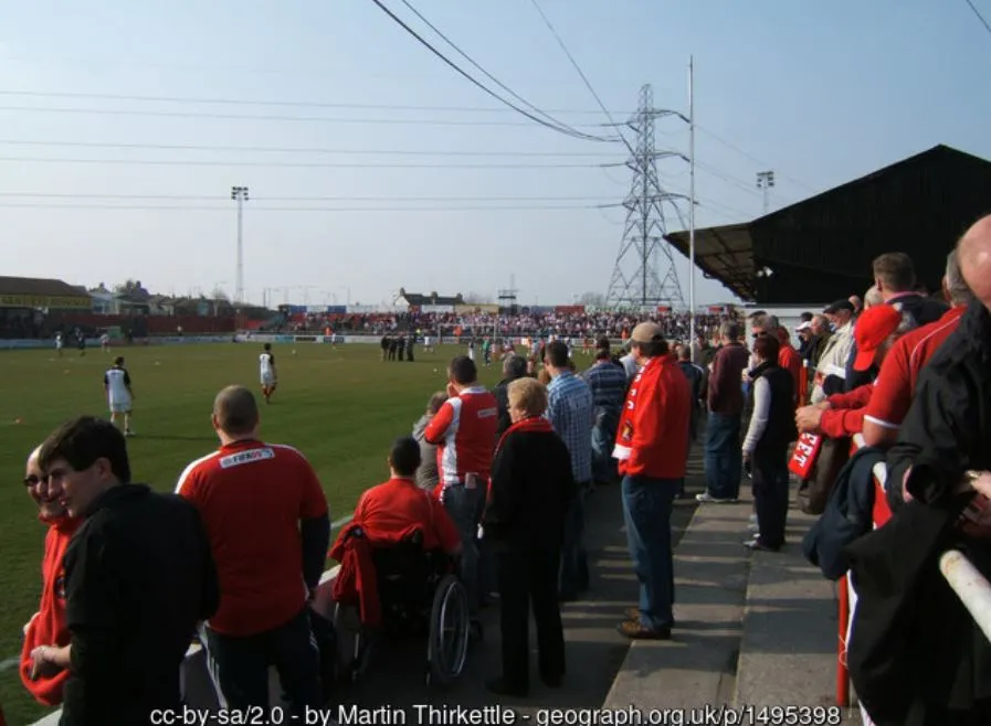 Không khí cuồng nhiệt trên khán đài sân Stonebridge Road vào một ngày diễn ra trận đấu của Ebbsfleet United, minh chứng cho tình yêu bóng đá truyền thống