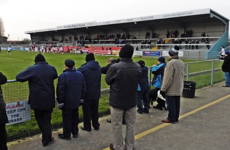 Không khí náo nhiệt tại sân Optima vào ngày diễn ra trận đấu của Weston-super-Mare AFC