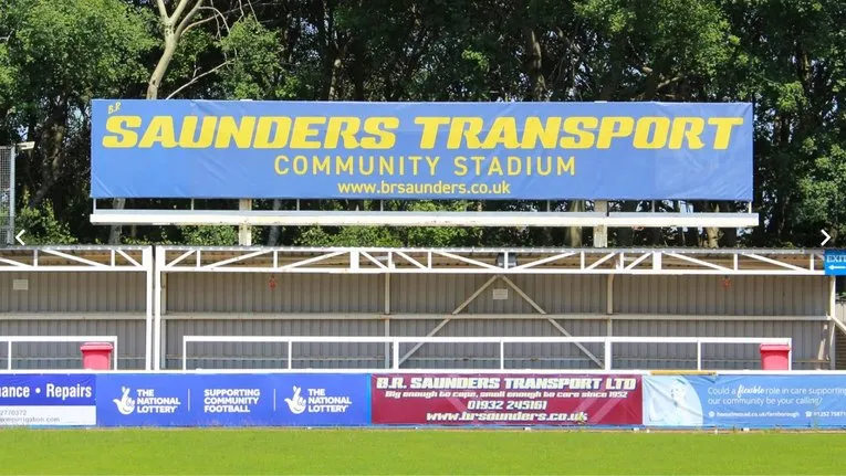 Khu khán đài đứng truyền thống tại sân Cherrywood Road, nơi người hâm mộ sát cánh cùng Farnborough FC