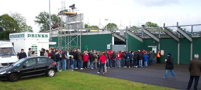 Khu vực dành cho cổ động viên đội khách tại Northern Terrace (Away End) của Huish Park, một góc nhìn về sự khác biệt giữa sân nhà và sân khách.