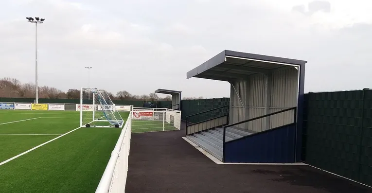Khu vực đứng của người hâm mộ phía sau khung thành tại sân Parkside, sân nhà của Aveley FC