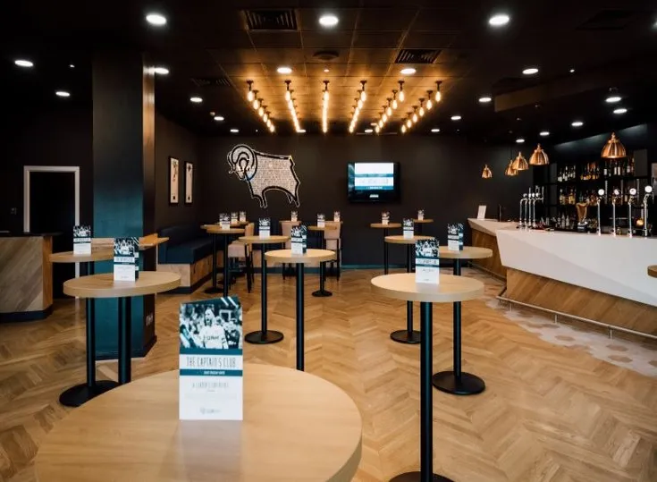 Khu vực hospitality sang trọng tại sân Pride Park, mang đến trải nghiệm đẳng cấp cho người hâm mộ và đối tác