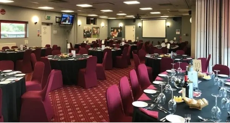 Khu vực khách sạn Mayo Wynne Baxtor tại Broadfield Stadium, cung cấp trải nghiệm đặc biệt cho ngày thi đấu.
