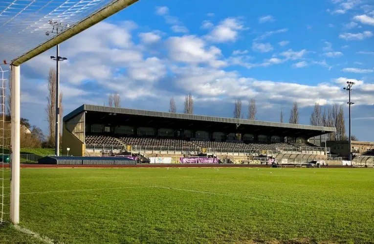 Khu vực khán đài chính và cấu trúc sân Melbourne Community Stadium, nơi người hâm mộ Chelmsford City cổ vũ cuồng nhiệt.