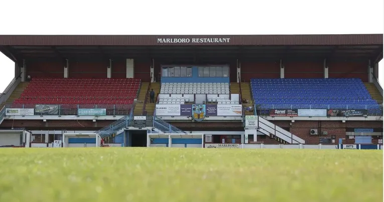 Khu vực khán đài chính và ghế ngồi tại Bob Lucas Stadium, nơi lưu giữ ký ức về những trận cầu kinh điển