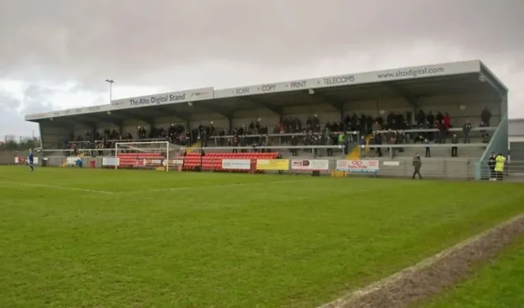 Khu vực khán đài chính với mái che tại sân nhà Optima của Weston-super-Mare AFC