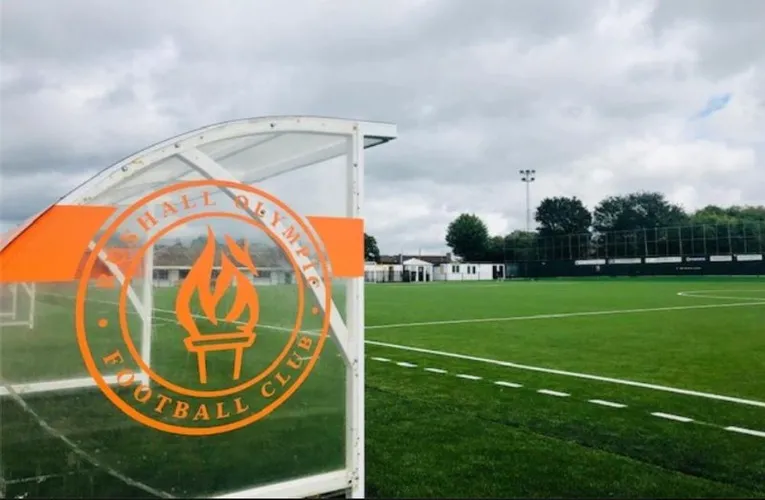 Khu vực kỹ thuật (dugouts) đơn sơ tại sân Dales Lane, điểm nhấn của những chiến lược bóng đá truyền thống