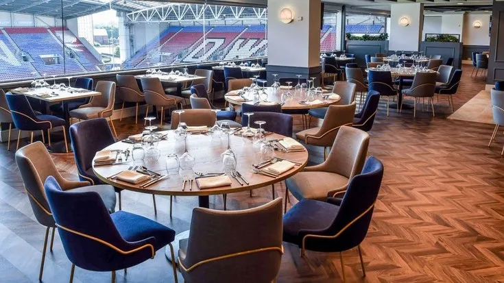 Khu vực sảnh VIP và khách sạn sang trọng tại Sân vận động Brick Community (DW Stadium), nơi mang đến trải nghiệm xem bóng đá đẳng cấp cho giới mộ điệu.
