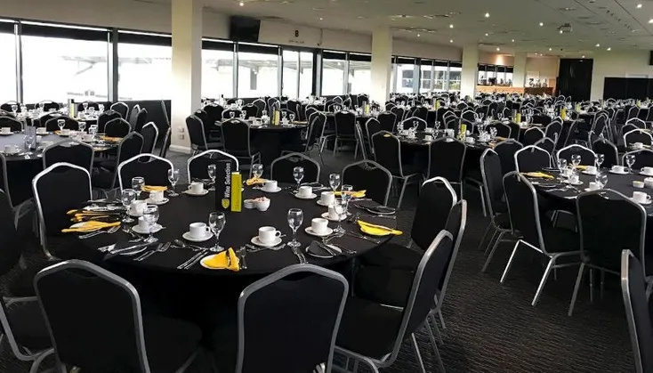 Khu vực tiếp đón khách VIP và dịch vụ hospitality đẳng cấp tại Pirelli Stadium, mang đến trải nghiệm trận đấu trọn vẹn.