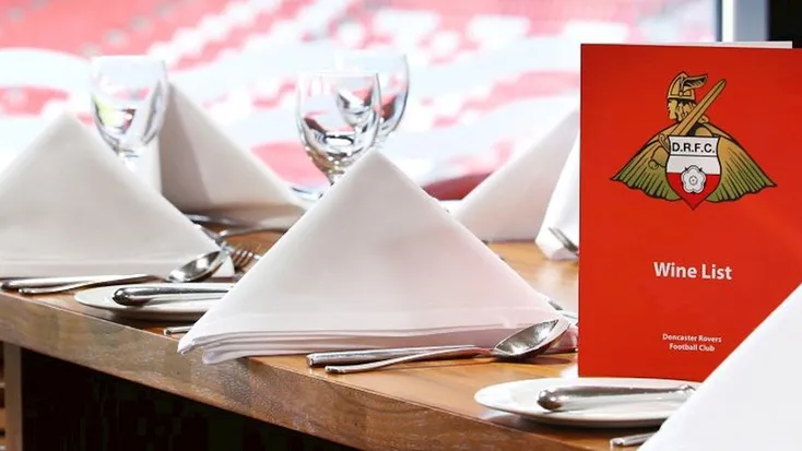 Khu vực tiếp đón VIP tại Eco-Power Stadium, nơi mang lại trải nghiệm đẳng cấp cho người hâm mộ Doncaster Rovers