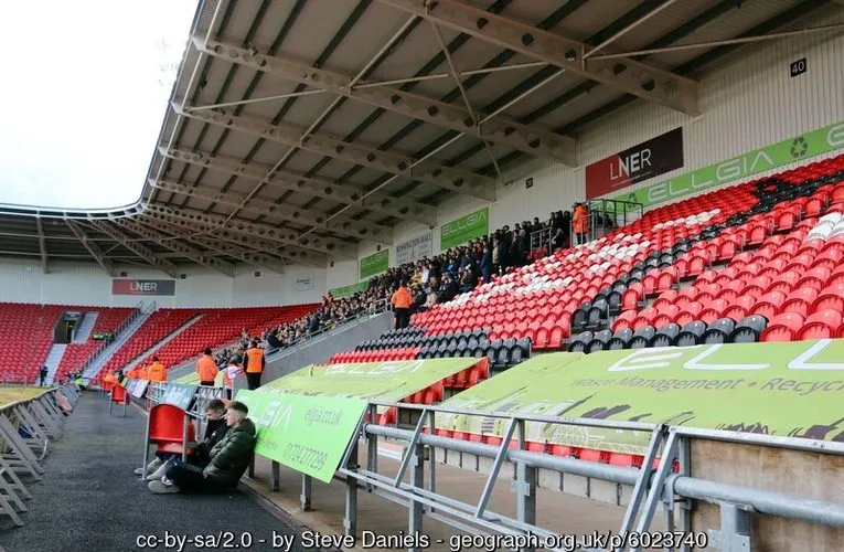 Khung cảnh bên ngoài Eco-Power Stadium, một kiến trúc hiện đại và bền vững tại Doncaster