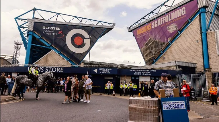 Khung cảnh bên ngoài sân The Den, trước cổng các trận đấu của Millwall