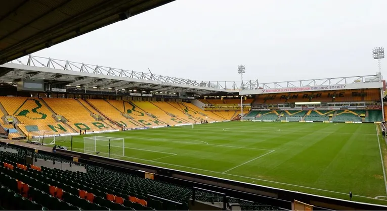 Khung cảnh bên trong sân Carrow Road, nơi các trận cầu kịch tính của Norwich City diễn ra