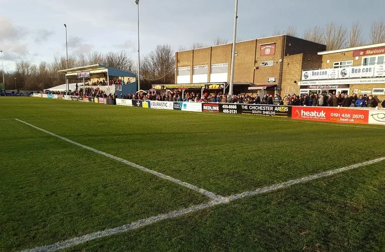 Khung cảnh các khán đài đơn sơ nhưng thân thuộc tại sân 1st Cloud Arena của South Shields