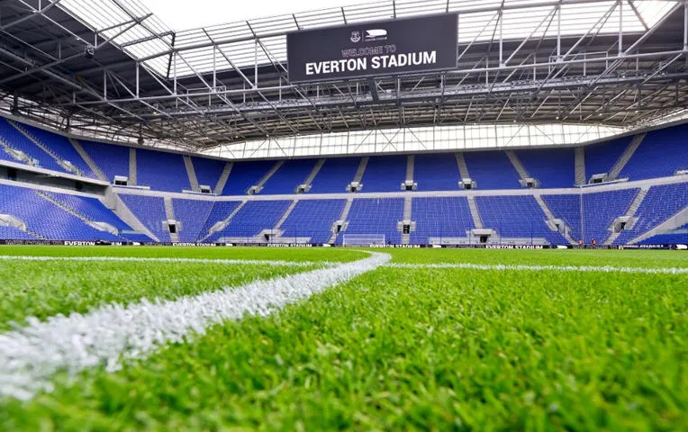 Khung cảnh khán đài hiện đại bên trong sân Bramley-Moore Dock của Everton