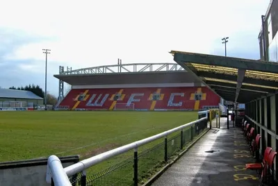 Khung cảnh khán đài Leslie Gosden tại Kingfield Stadium, biểu tượng của sự kiên cường của Woking FC.