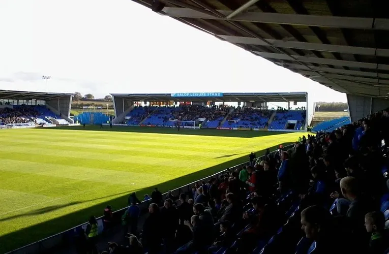 Khung cảnh nhìn từ khán đài sân New Meadow, nơi người hâm mộ Shrewsbury Town dõi theo từng pha bóng