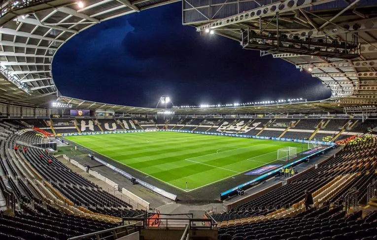 Khung cảnh sân vận động MKM nhìn từ khán đài, nơi hàng ngàn cổ động viên Hull City cháy hết mình