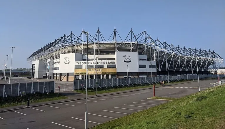 Kiến trúc bên ngoài hiện đại của sân Pride Park, chào đón người hâm mộ Derby County
