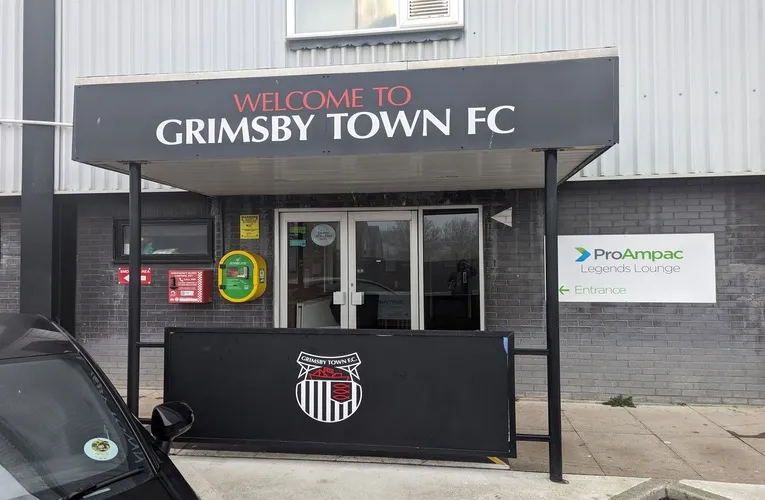 Lối vào chính của sân vận động Blundell Park, dẫn dắt người hâm mộ vào không khí trận đấu