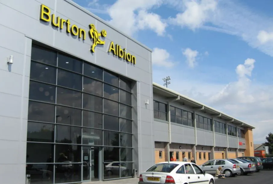 Lối vào chính hoành tráng của Pirelli Stadium, chào đón người hâm mộ đến với ngôi nhà của The Brewers.