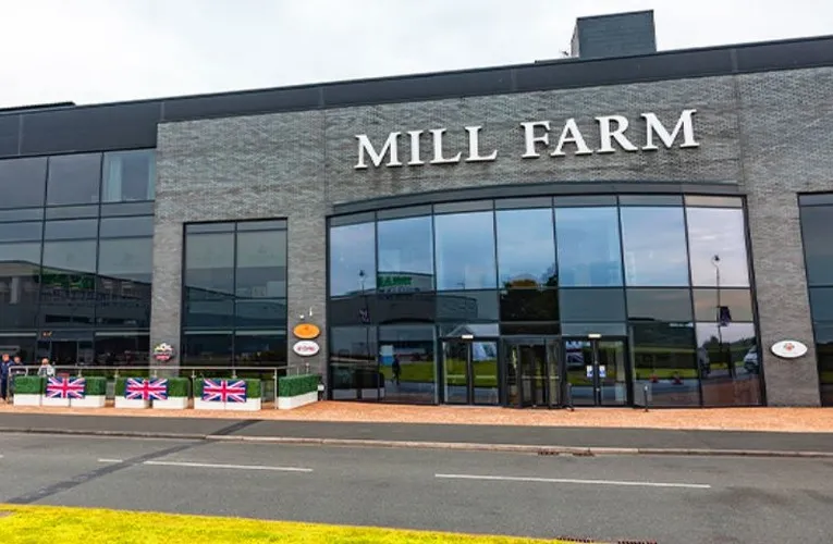Lối vào chính hoành tráng của sân Mill Farm Sports Village, điểm đến mới của người hâm mộ bóng đá Anh