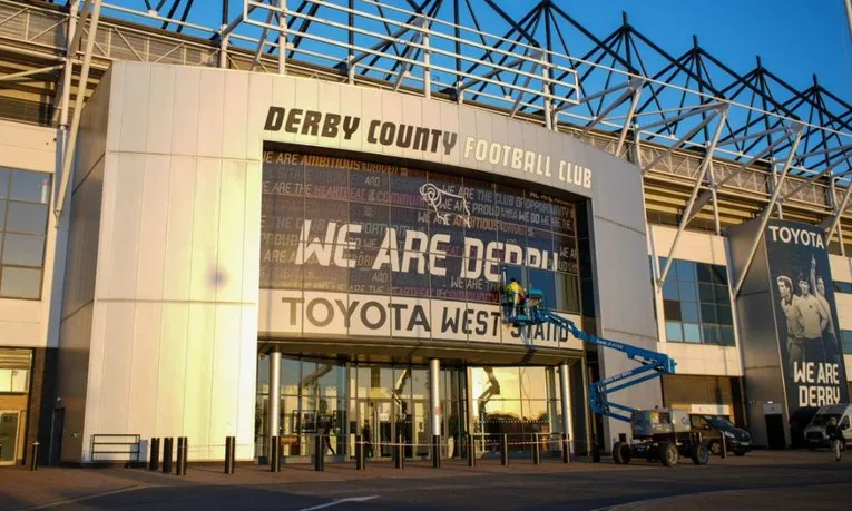 Lối vào chính hoành tráng của sân Pride Park, cổng chào đón hàng vạn người hâm mộ Derby County