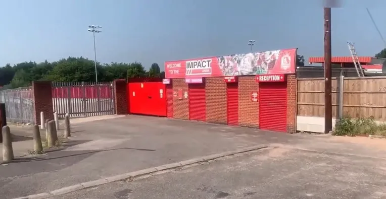Lối vào chính sân vận động Impact Arena, chào đón người hâm mộ đến với thế giới bóng đá hạng thấp
