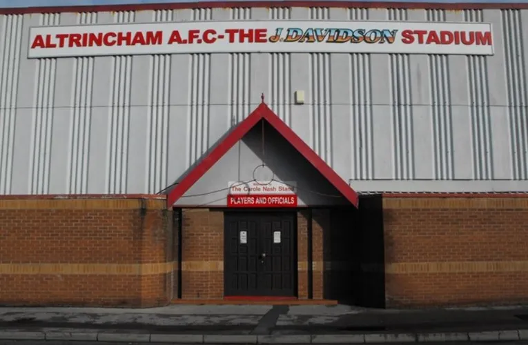 Lối vào dành cho cầu thủ tại sân J Davidson của câu lạc bộ Altrincham FC