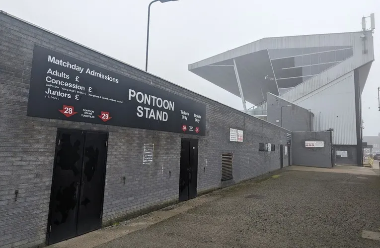 Lối vào khán đài Pontoon tại Blundell Park, nổi bật với các bảng hiệu và kiến trúc đặc trưng
