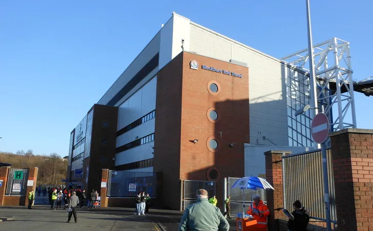 Lối vào sân Ewood Park, nơi đón chào hàng vạn trái tim hâm mộ Blackburn Rovers qua từng mùa giải lịch sử.