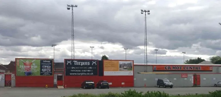 Lối vào và cửa quay sân The Lamb Ground Tamworth, nét đặc trưng các sân bóng hạng thấp Anh