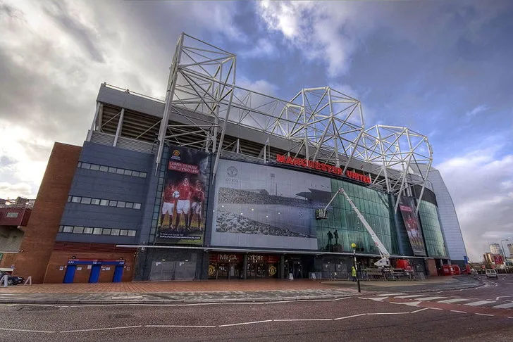 Mặt ngoài Old Trafford, kiến trúc bề thế và vững chãi